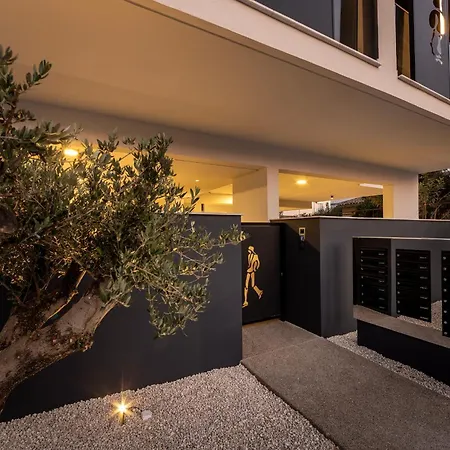 Nesseus Lux - Near Unic & Euc Lägenhet *